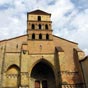 Aire sur l'Adour: L'glise Sainte Quitterie est btie sur le site d'un ancien temple romain ddi au dieu Mars, comme en atteste la prsence d'une dalle orne de lauriers. Ce temple fut converti en baptistre par les vques des Tarusates. Le lieu tait vnr en raison de la prsence d'une source, sans doute ddie  une divinit paenne, et qui fut investie d'une dignit nouvelle grce  la dvotion pour la jeune martyre Quitterie. L'glise sanctifiait ainsi des lieux de culte paen pour pouvoir revendiquer des sites anciens et en chasser le paganisme4. Au xie sicle, les moines bndictins venus peut-tre de La Chaise-Dieu reurent en donation de Pierre Ier, vque d'Aire, l'glise Sainte-Quitterie-du-Mas, se rattachant  la lgende de sainte Quitterie, jeune princesse gothe martyre. Ils difirent une abbaye  proximit pour animer le culte. Les btiments furent dvasts par les troupes de Gabriel Ier de Montgomery en 1569 puis fortement remanis, tandis que l'glise Sainte-Quitterie fut reconstruite en style gothique ds la fin du xiiie sicle.