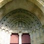 Sainte Quitterie:Derrire un porche ouvert dans la faade par un arc bris, un portail gothique  trumeau de l'entre de l'glise a t fortement mutil durant les guerres de religion. Sur le tympan apparatre le Christ en majest. En dessous, deux linteaux prsentent deux scnes diffrentes : l'Enfer et, au-dessus, le Paradis. Les trois voussures comportent des sries de personnages (anges nimbs, aptres et prophtes). Les brasements sont orns d'arcatures superposes.