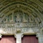 Plus en dtail ce tympan 'du jugement dernier' Le Christ sur le tympan bnit entre saint Jean et la Vierge; au-dessus les anges, les aptres et les prophtes; au-dessous, sur les deux bandeaux, le paradis perdu en cinq pisodes, puis les damns dans la marmite du prugatoire et la gueule de l'enfer.