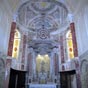 Sainte Quitterie: Le chur de l'glise se pare de remarquables arcatures romanes  chapiteaux sculpts. Les plus belles,  colonnes gmines au centre sur stylobate et voussures dcores, sont de part et d'autre de l'abside. Les frres Mazzetti, sculpteurs, ont ralis les retables en marbre du chur et du bas-ct.