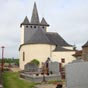 Geus d'Oloron: L'�glise c�t� chevet. Le clocher n'a �t� construit qu'en 1854. Nomm� clocher-calvaire, il est caract�ristique des �glises de Soule. Les trois pointes surmont�es de croix leur ont donn� le nom de clocher-trinitaire ou clocher-calvaire. Cette derni�re appellation est plus exact car la croix n'est pas le symbole de la Trinit� mais celui de la Crucifixion.