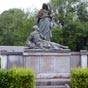 Eysus : son monument aux morts pour rappeler, s'il en tait besoin, les tragdies des deux dernires guerres mondiales du XXe sicle.