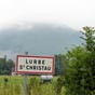 Lurbe-Saint-Christau est une petite station thermale dont les eaux cuivreuses sont efficaces dans le traitement de certaines dermatoses et des affections des muqueuses.