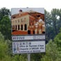 Bedous est un village bti autour de la place du march, entoure par la mairie, l'glise et de nombreux petits commerces.