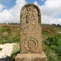 Pas loin de la chapelle: la stle trilingue invite, en basque, en espagnol et en franais  prier la Vierge de Ronceveaux.