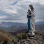 La Vierge de Biakorri, encore appele Vierge des Bergers domine sur son pidestal la belle valle pyrnenne... Traduit du basque Biokarri voudrait dire 'les vents qui courent' ce qui est bien vident compte-tenu du positionnement de la Vierge 