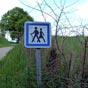 Merci pour cette signaltique qui rappelle que la route est emprunte par des cheminants varis; promeneurs, randonneurs et bien sr, plerins.