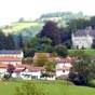 Le village de Lacarre avec en fond le chteau d'Harispeb