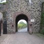 On pntre dans Saint-Jean-Pied-de-Port par la porte Saint-Jacques. Ouverte dans les remparts au XVe sicle, elle est amliore en 1680 sous Vauban par le chevalier Deville qui btit la citadelle sommitale. Son appellation basque actuelle est Donibane-Garazi (Saint Jean de Garazi du nom des sommets de l'tape suivante) mais elle est plus rcente.