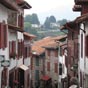 En poursuivant notre prgrination sur cette pittoresque rue de la Citadelle nous ne manqerons pas d'admirer les linteaux de porte cisels  qui arborent, entre des motifs dcoratifs, le nom de la maison, la date de sa construction, le nom des premiers propritaires et parfois mme leur profession. Le promeneur attentif peut y lire l'histoire de certaines familles de la ville.