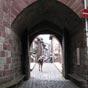 La porte Notre-Dame. Curieusement ouverte dans le clocher de l'glise, elle donne d'un ct sur la rue de la Citadelle, de l'autre sur le pont Notre-Dame. Sa herse et ses impressionnants vantaux de bois sont bien conservs. Au-dessus de la porte est niche une copie de la Vierge  l'Enfant qui, lors des guerres de Religion, trouva refuge en Haute Navarre et ne fut jamais restitue. 