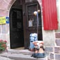 De nombreux hbergements sont localiss dans cette rue de la Citadelle et ce sera peut tre pour vous l'occasion de vous dlester de votre sac malgr l'attachement que vous avez pour lui....
