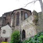 Saint-Jean-Pied-de-Port : Eglise Notre-Dame de l'Assomption. Btie en style gothique rayonnant sur des bases romanes, l'glise prsente une nef  deux bas-cts, deux tages de tribunes, des piliers lancs, sans autre dcor que la recherche de la ligne et un chur polygonal. Elle possde un portail et des chevets ogivaux, une abside  cinq pans..Elle est, aprs la cathdrale de Bayonne, l'difice gothique le plus important en Pays basque.