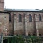 Saint-Jean-Pied-de-Port :L'glise Notre-Dame de l'Assomption possde de solides contre forts, lment architectural assez peu rpandu au Pays Basque. Elle est ralise en grs rose comme bon nombre de constructions dans la rgion et comme, notamment, les remparts de la ville. Ses origines remonteraient au XIIIe sicle .La tradition attribue sa construction au roi de Navarre, Sanche le Fort, en commmoration de la victoire de Las Navas de Tolosa en 1212. Elle est aussi appele Nottre Dame du Bout du Pont en rfrence au pont Notre dame situ au pied du clocher.