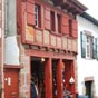  Nous ne pouvons manquer la Maison Arcanzola:La plus ancienne pigraphie AO 1510 apparat sur le linteau de cette maison, remarquable par son tage  pans de bois et remplage de briques disposes en pis. Une grande devanture dchoppe occupe tout le rez-de-chausse, illustrant lintense activit commerciale de la ville. En 1531 y naquit le Bienheureux Jean de Mayorga, Jsuite martyris au large des Canaries par un corsaire calviniste. Sur lune des poutres supportant lavance du toit, une petite croix blanche rappelle le souvenir du martyr Jean de Mayorga.