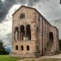 Peu tre avez-vous inclus cette dcouverte la veille avec la visite de la ville d'Oviedo... L'glise Santa Mara del Naranco est situe  trois kilomtres d'Oviedo, sur la pente sud du Monte Naranco. Ce site offre un agrable panorama sur Oviedo et, au loin, sur les pics d'Europe.  De style prroman asturien, elle a t inscrite au patrimoine mondial de l'Humanit en dcembre 1985. A l'origine, il s'agissait d'un palais entour d'un jardin,difi aux alentours de 848 pour Ramiro 1er et sa femme, la reine Paterna. Ce n'est qu'au XIIe sicle que le palais sera transform et consacr. L'difice, de base rectangulaire, s'lve sur deux niveaux. le premier, la crypte, destin vraisemblablement aux serviteurs et aux soldats, est form d'une vaste salle vote donnant sur deux pices adjacentes. Le second niveau, auquel on accde par un escalier extrieur, est un tage 