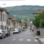L'entre dans le Mas d'Azil...De renomme mondiale par son site prhistorique, le Mas d'Azil a donn naissance  une civilisation qui porte le nom de ce village arigeois :  lazilien . Les Bndictins y fondent lun des premiers monastres du Midi. Le premier document qui le concerne est dat de lan 817 lorsque Louis le Dbonnaire fait dresser un tat des monastres (Cartulaire du Mas dAzil). La paroisse sous le nom de  Mansus azilius  dpendra pour le temporel de Foix, mais est sous le patronage de labb du Mas dAzil. Allie  labbaye de saint Volusien de Foix. Pour se protger, labbaye conclut un parage avec le comte de Foix en 1246, Roger IV accorde une charte de coutumes  la communaut. Enfin, une bastide fut fonde en 1286 par labbaye St Etienne. Des remparts sont difis par les bndictins en 1303. Le chemin de Saint Jacques de Compostelle venant de Fanjeaux faisait tape au Mas dAzil aprs Pailhs avant de rejoindre Lescure, chef lieu de chtellenie, le protestantisme y fit son apparition ds 1540 et sy implanta pour en devenir un haut lieu et appel  La Genve du comt de Foix . Le premier pasteur de lactuelle Arige semble tre Bernard Perrin (novembre 1561). Rapidement majoritaires, les protestants, durant le sige tent en 1568 par Bellegarde, snchal de Toulouse, rasent labbaye Saint Etienne : Les moines quittent le lieu pour Montbrun (ils ne se rinstalleront que vers 1649). En 1569 le culte catholique est provisoirement interdit au Mas d'Azil. Claude de Castet, qui commandait les troupes du roi de Navarre dans le comt de Foix est nomm gouverneur du chteau du Mas dAzil par lettre du 9 fvrier 1570. Selon Castillon dAspet 
