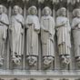 Saint Jacques le Majeur est bien prsent sur la faade de Notre-Dame de Paris.Il figure en deuxime position   partir de la gauche. On reconnat la coquille Saint Jacques sur sa besace!