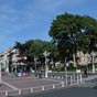 Nous quittons Paris et, de suite, nous dcouvrons Montrouge:avec une vue panoramique localisant  la mairie avec le beffroi en arrire-plan et l'glise Saint-Jacques-le-Majeur.