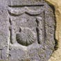 Nestier:Belle pierre  gauche du portail de l'glise saint-Jean-Baptiste qui atteste, si besoin est, le passage des plerins antan au sein de cette cit.