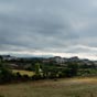 El Berron. Les nuages roulent sur les collines en arrire-plan.