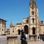 La dame et la cathdrale d'Oviedo. La cathdrale est le point de dpart officiel du Camino Primitivo