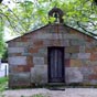 A la sortie du hameau de Ventas de Naron, nous dcouvrons un petit oratoire roman ddi  Sainte Marie-Madeleine:  Charles Quint et Philippe II s'y seraient  arrts lors de leur plerinage vers compostelle...