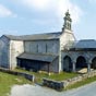Quoique n'tant pas sur le chemin, Vilar de Donas mrite un lger dtour...Localis entre Portos et Lestedo, un chemin  droite y conduit en 2,5 km...L'glise romane justifie amplement ce dtour. Elle fut construite en 1230 sous Fernando II . Mur-clocher  petit campanille et riche portail roman, porte aux ferrures d'origine, haute nef  trois absides demi-circulaires, ouverture en plein cintre, arcades de clotre attenantes. Dans l'abside centrale, peintures murales du XIVe sicle (Annonciation). Portail des Moniales (las Donas) . Emouvant petit retable de granit sur le matre-autel, de mme que le baldaquin du transept gauche. 
