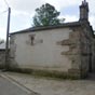 Santa Maria de Castromayor: modeste glise romane avec une faade basse surmonte d'un mur-campanile ajour avec une petite cloche, porte en plein cintre avec tympan nu. 