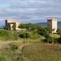 Yarnoz : humble hameau sur des paulements de collines, domin par une puissante tour carre du XIVe sicle, en pierres ingales, intacte avec ses meurtrires et sa ronde de mchicoulis, sous un toit de tuiles  quatre pentes, plat comme un bret, une croix de fer au sommet.