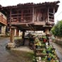 La Vega: Les petites cabanes  sur pilotis remplissent ou remplissaient leur rle de greniers  grains. Ils sont grands et en bois.. Bientt nous retrouveront ceux de Galice en pierre