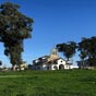 Si vous avez choisi de vous arrter quelque temps  La Isla vous pouvez vous diriger vers l'glise Santa Maria de la Tona localise  deux pas de la plage....
