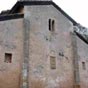 Une faade de l'glise prromane San Salvador de Priesca: on remarque les fentres ornes d'une dentelle de pierre.