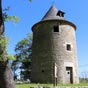 Labastide-Murat: Malgr son dclassement en pigeonnier, cet encien moulin garde fire allure.