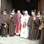 Je ne peux m'empcher,avec motion, d'ajouter cette dernire photo au prsent cheminement photographie mettant en exergue cette belle cit mariale de Rocamadour... Nous tions en 2006 et depuis deux ans j'avais cr la Confrrie Fraternelle des Jacquets de France. Noujs sommes  la sortie de la messe  laquelle nos confrres plerins avaient particip. La crmonie avait t clbre par le Pre Nastorg Recteur des sanctuaires de Rocamadour.