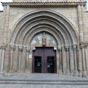 Eglise de Santiago: le portail roman est richement travaill...