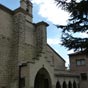 Selon la tradition San Fransisco de Asis, au retour de Compostelle en 1213, fonda un ermitage prs de l'glise de San Bartolom  Sangesa la Vieja (Rocaforte). En 1250 plusieurs moines taient tablis dans la plaine de Sangesa et furent favoriss par la protection du Roi Thodebald II. Le 18 octobre 1266 - comme l'indique la pierre portant l'inscription de la date, encastr au mur gauche   ct de la porte - Thodebald II fonda l'glise conventuelle et la dota de nombreuses aumnes. Par la suite le couvent fut rig. Depuis 1898, les Pres Capucins habitent ce couvent.