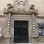 Le grand portail du palais surmont d'un fronton triangulaire prsente le blason de la famille et des lments coloniaux du Mexique et du Prou: sirnes, soleils et bucranes.