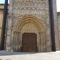Trois archivoltes encadrent le tympan sur lequel apparaissent des rfrences  la socit mdivale : vques et plerins, vices et vertus, guerriers et musiciens, troubadours et cordonniers, ferronniers, agriculteurs et autres mtiers. De part et d'autre des archivoltes, on trouve des animaux monstrueux, des scnes de l'Ancien et du Nouveau Testament et la clbre lgende nordique de Sigurd et du ferronnier Regin. Dans la partie infrieure, comme des cariatides, et sur le ct gauche de la porte: Marie-Madeleine, Marie Mre du Christ (qui signale, dans un livre, le nom du sculpteur Leodegarius) et Marie, mre de Jacques. A droite : Judas pendu et les saints Paul et Pierre.