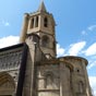 La premire rfrence crite sur l'glise de Santa-Maria-la-Real remonte  1131, date  laquelle Alphonse le Batailleur lgue aux chevaliers de Saint Jean de Jrusalem sa chapelle et son palais qui passeront ensuite, au XIVe sicle, au diocse de Pampelune. Dclare monument national en 1889, elle a t restaure au cours de la premire moiti du XXe sicle. Les trois absides romanes du chevet correspondent  l'poque de sa fondation (XIIe sicle). Les nefs, le portail sud et la tour gothique octogonale sont des constructions de la fin du sicle et des sicles suivants.