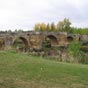 Ds la dpart de Sahagun nous dcouvrons ce vieux pont aux arches en plein cintre qui enjambre  le rio Cea et qui jouxte des peupleraies.