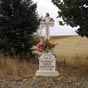 Peu aprs la chapelle San Roque nous tombons sur une stle  la mmoire 'un plerin qui a arrt ici son chemin... Nous avons une pense pour ce plerin qui n'a pas eu la bonheur d'atteindre Santiago....  Cette stle tait ainsi en 2005! La photo suivante vous montre ce qu'elle est devenue. Nous avons quelquefois du mal  percevoir que nous sommes sur un chemin de plerinage!  