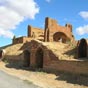 Reliegos: De son glise en ruine , sur le sommet de la colline, reste une tour carre ventre... 