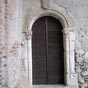 A droite du portail de l'gilse se trouve une petite porte orne de coquilles : elle ouvrait sur une salle d'accueil rserve aux plerins et aux membres de la confrrie Saint Jacques-le-Majeur fonde en 1533. On a retrouv la liste des confrres qui ont effectu le plerinage isolment ou par petits groupes,  pied,  cheval.