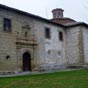En approchant Granon, on aperoit au milieu des arbres Nuestra Senora de Carrasquedo au milieu d'une abondante chnaie. Cette chapelle baroque du XVIIe sicle a la plus belle collection d'ex-voto peints avec dvotion et navet de toute la Rioja.