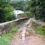 En quittant Sarria, on franchit sur le rio Celeiro, le pont roman aspera aux deux arches de pierre en plein cintre...