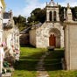 Mirallos: la petite glise Santa Maria: portail  trois archivoltes avec tte de lion sur le tympan
