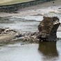 Les ruines de l'ancien village apparaissent par basses eaux prs de l'arche subsistant , ainsi qu'une pile au milieu des eaux, du vieux pont roman de 1120.