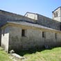L'glise de Barbadelo, du XIIe sicle,  clocher fortifi, remarquable surtout par ses deux tympans et les chapiteaux historis des portes nord et ouest, aux sculptures archaques riches en animaux mythiques... 