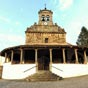 Sur une hauteur d'Amandi on dcouvre l'glise romane San Julian de Amandi qui domine une campagne vallonne. L'glise de San Juan de Amandi est un des monuments les plus reprsentatifs de cette rgion des Asturies et dclar monument national le 3 juin 1931. Les habitants de Villaviciosa l'appellent entre eux 